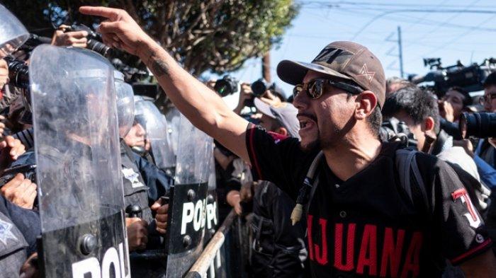 Bentrok Terjadi Antara Warga Kota Meksiko dengan Polisi